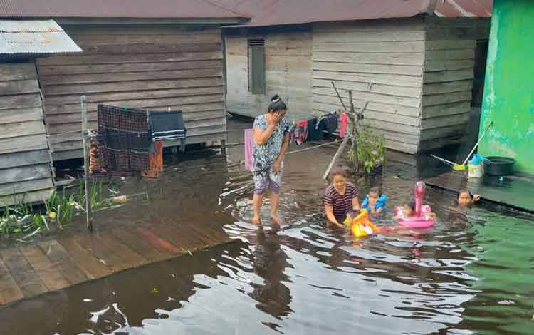 Debit Air Meningkat, Sejumlah Rumah Warga di Pinggiran Sungai Arut Mulai Kemasukan Air