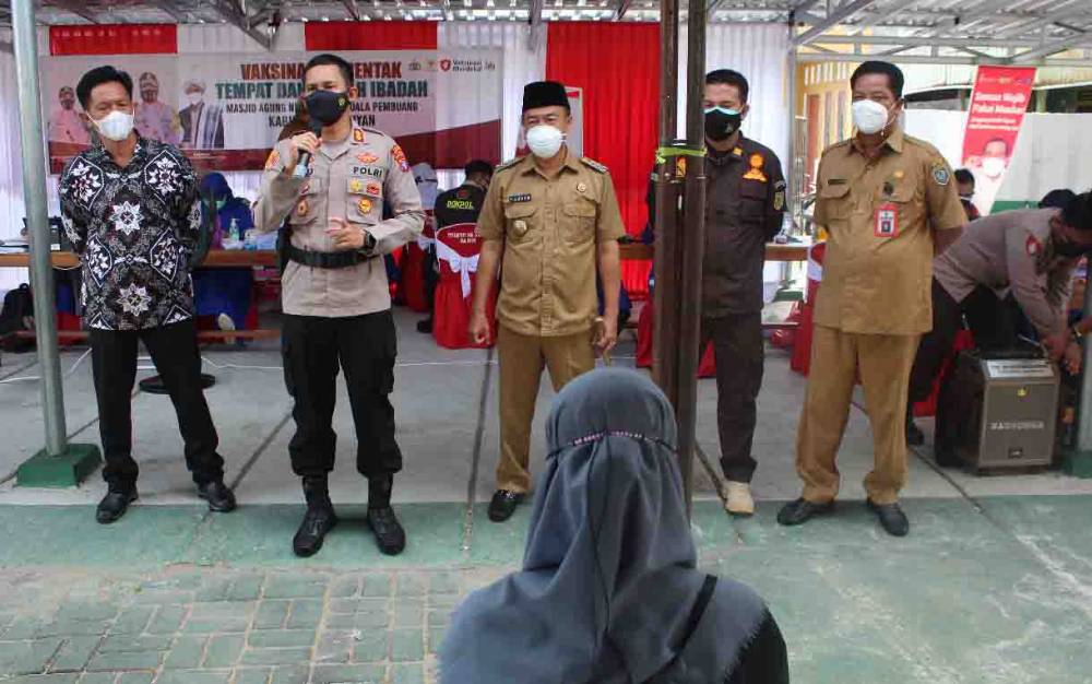 Bupati Seruyan Pantau Vaksinasi Massal di Masjid Nurul Yaqin