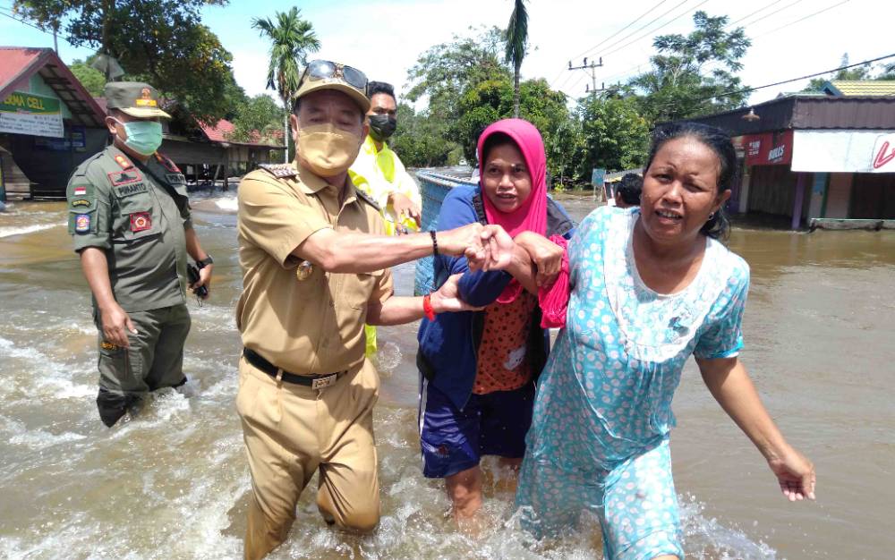 Bupati Katingan Turut Evakuasi Warga Kasongan Terjebak Banjir