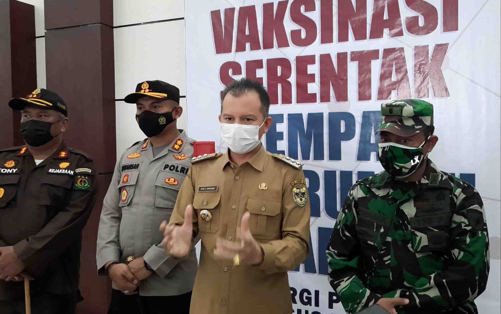 Warga Gunung Mas Diminta Jujur saat Pemeriksaan Kesehatan Sebelum Vaksinasi Covid-19