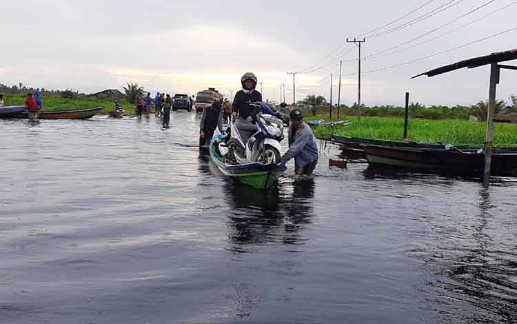 Km 30 Jalan Pangkalan Bun - Kotawaringin Lama Terendam Banjir, Pengendara Roda 2 Terpaksa Naik Getek