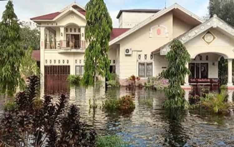 Rumah Wakil Bupati Katingan Turut Terendam Banjir