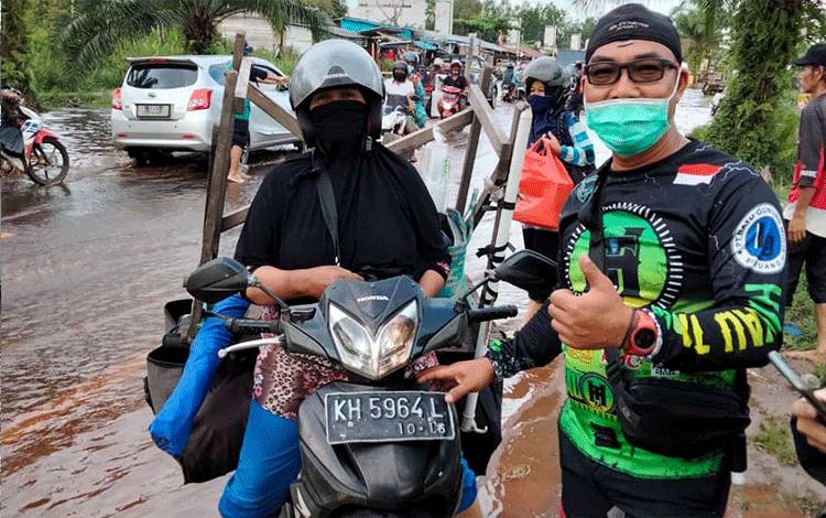 Komunitas Trail di Sampit Perbaiki Motor Mogok Milik Warga saat Melintas Banjir