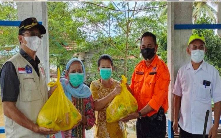Bupati Murung Raya Serahkan Bantuan Korban Terdampak Banjir