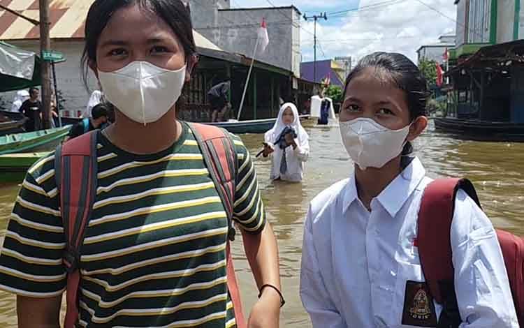 Begini Semangat Siswa di Kuala Kuayan Terobos Banjir ke Sekolah