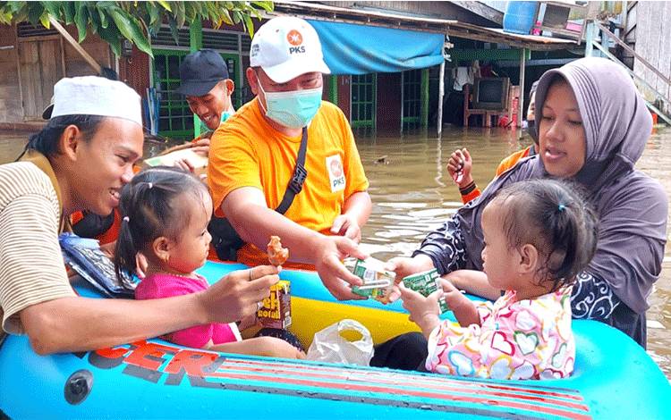 Relawan PKS Bantu Korban Terdampak Banjir Katingan