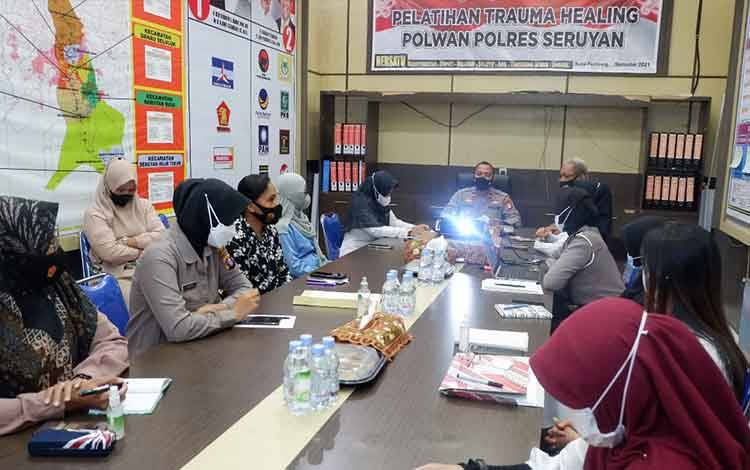 Polwan Polres Seruyan Dilatih Tangani Trauma pada Anak