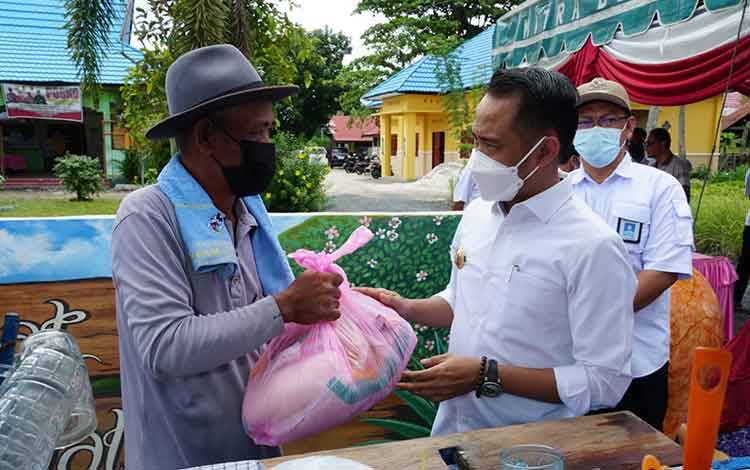 Wali Kota Palangka Raya Pastikan Bantuan Sosial Warga Terdampak Covid-19 Berlanjut