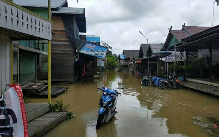 Banjir Genangi Akses Jalan 7 Desa di Kabupaten Kapuas
