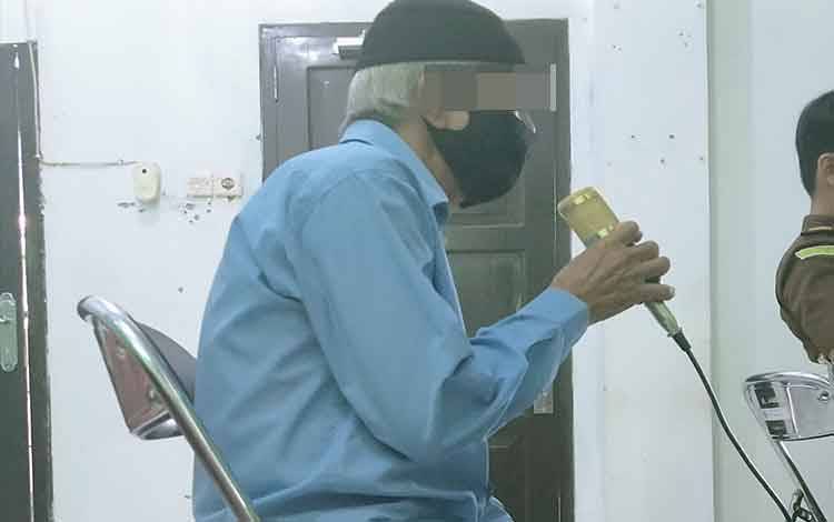 Kakek Beli Ponsel Curian Dengan Dalih Membantu