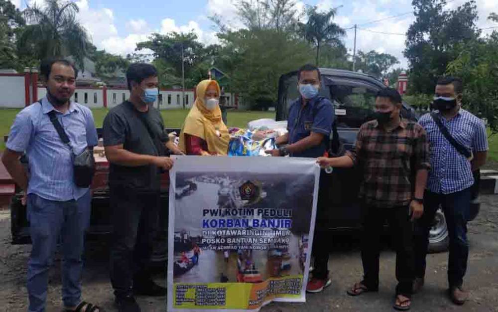 PWI Kotim Serahkan Bantuan Korban Banjir yang Dikumpulkan dari Para Donatur