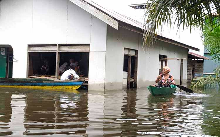 Banjir di Desa Hanjalipan Sudah 1 Meter Masuk ke Rumah danWarga Mulai Mengungsi ke Dataran Tinggi