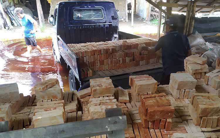 Banjir, Harga Bata Merah di Sampit Makin Mahal