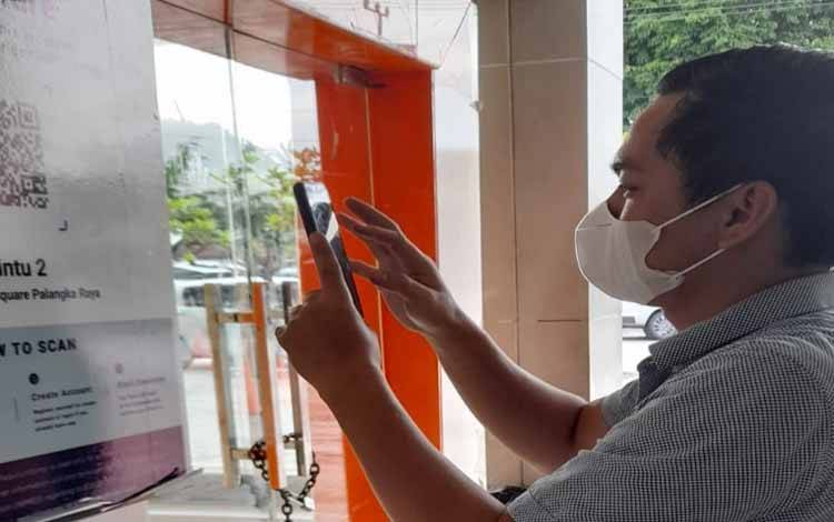 Masuk Mal di Palangka Raya Diminta Scan QR Aplikasi Pedulilindungi