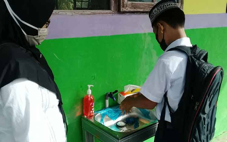 MTsN 2 Kapuas Terapkan Prokes Ketat pada Pelaksanaan PTMT