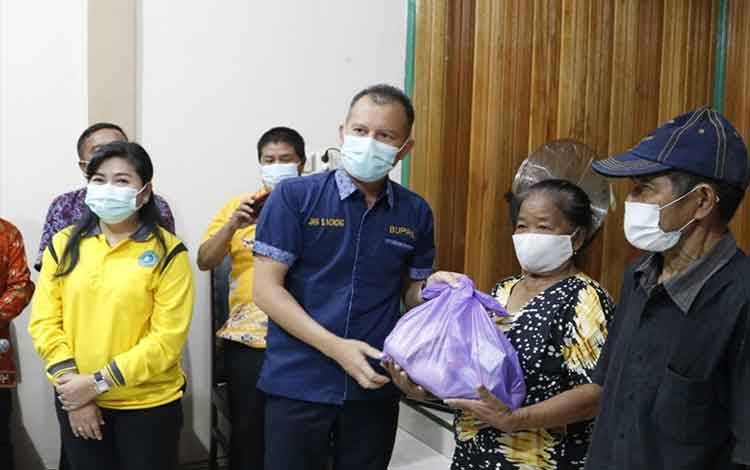 ASN Gunung Mas Juga Beri Bantuan untuk?Warga Sarerangan