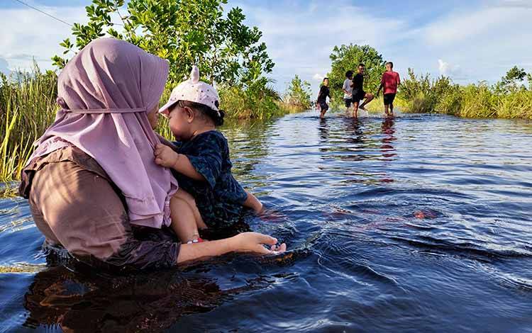 Banjir Petuk Katimpun Dijadikan Masyarakat sebagai Wahana Bermain
