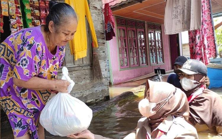 Ketua Kwarcab Pramuka Kotim Bagi Sembako di Lokasi Banjir Desa Hanjalipan