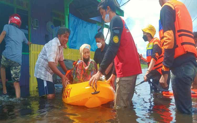 Nenek 80 Tahun Warga Jalan Anoi Dievakuasi Lantaran Banjir Terus Naik