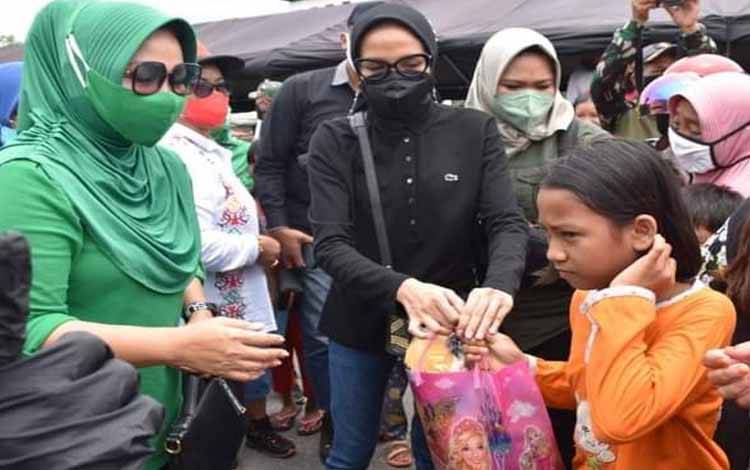 Ketua TP PKK Kalteng Berikan Bantuan untuk Anak-anak di Lokasi Banjir
