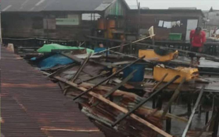 Puting Beliung Robohkan Sejumlah Rumah dan Tumbangkan Pohon di Pagatan Katingan