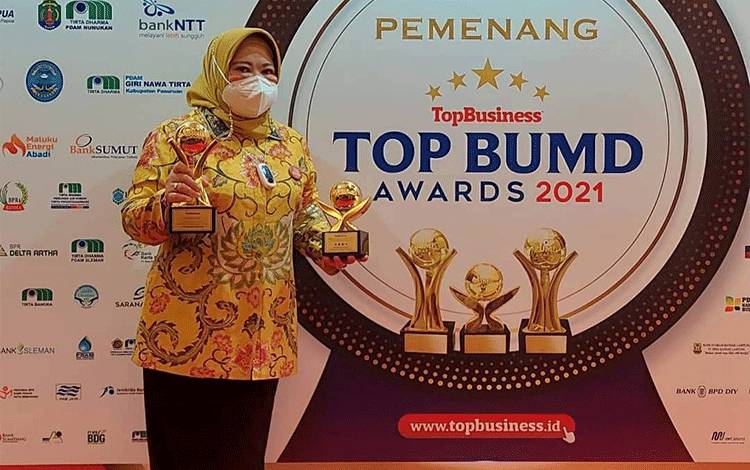 Bupati Kobar Raih Penghargaan Top Pembina BUMD Award
