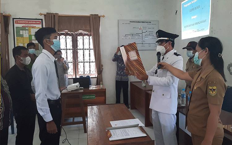 Kades Dahian Tambuk Lantik Kaur Umum dan Perencanaan