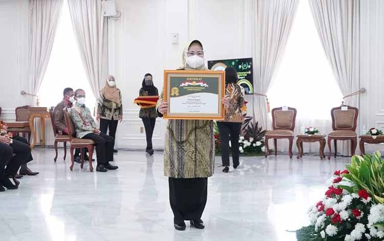 Bupati Kobar Terima Penghargaan Abdi Bakti Tani 2021 dari Wapres RI