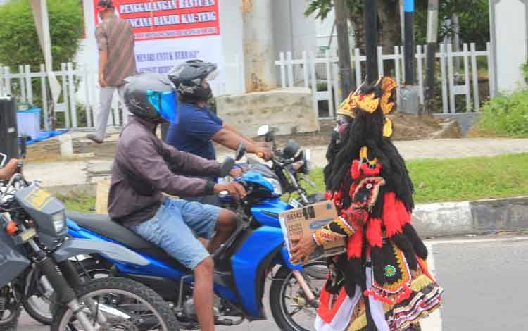 TNI dan Komunitas Persatuan Kuda Lumping Palangka Raya Galang Dana untuk Korban Banjir