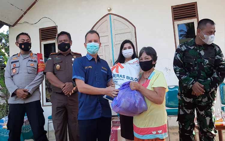 Pemkab Gunung Mas Salurkan Bantuan kepada Ribuan KK Terdampak Banjir