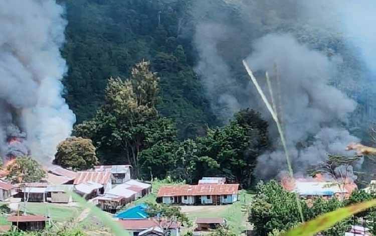 KKB Pimpinan Lamek Tablo Bakar Fasilitas Umum di Kiwirok