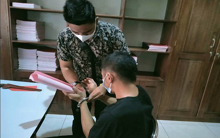 Karyawan Sawit Kejar Rekannya dengan Sebilah Parang