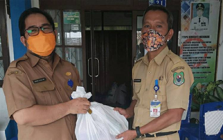 Dinas PMPTSP Kapuas Salurkan Bantuan untuk Warga Terdampak Banjir