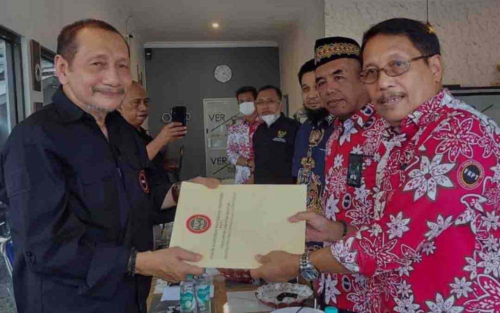FKPT Kalsel Serahkan Donasi Korban Banjir Kalteng