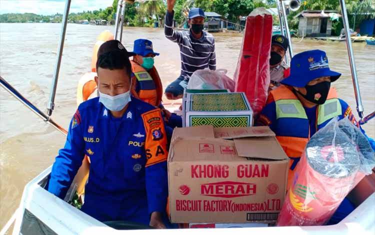 Satpolair Polres Katingan Salurkan Bansos dan Nasi Bungkus kepada Korban Banjir