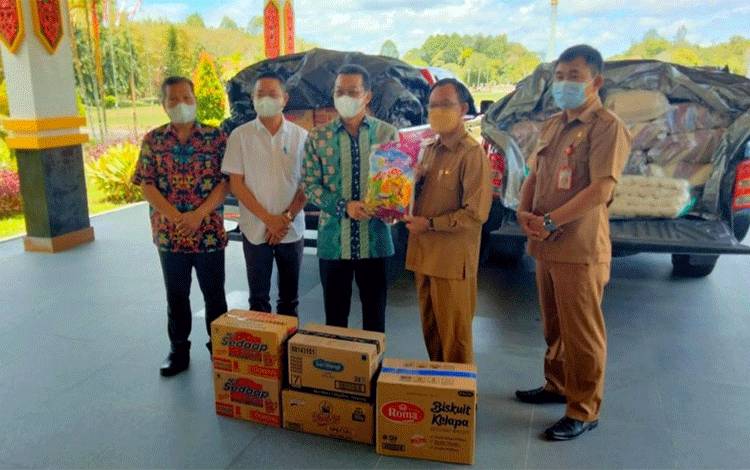 Bupati Murung Raya Serahkan Bantuan Korban Banjir Katingan