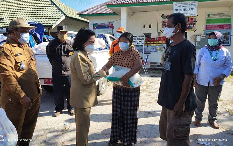 Taty Narang Serahkan Bantuan Korban Banjir