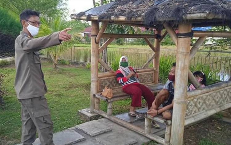 Personel Satpol PP dan Damkar Kapuas Terus Awasi dan Imbau Prokes di Tempat Umum