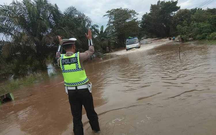 Polres Seruyan Lakukan Rekayasa Lalu Lintas di Ruas Jalan Banjir