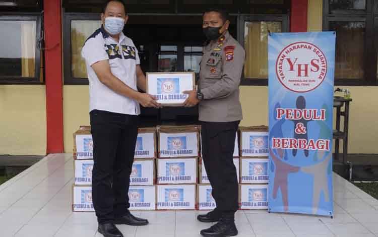 YHS Gandeng Satbrimob Polda Kalteng Salurkan Paket Sembako untuk Korban Banjir
