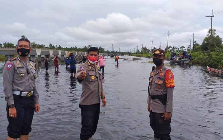 Banjir di Trans Kalimantan Desa Penda Barania Berangsur Surut, Minibus Diimbau Tidak Melintas
