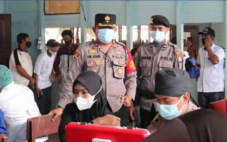 Polres Kapuas Gelar Vaksinasi Covid-19 di Pondok Pesantren