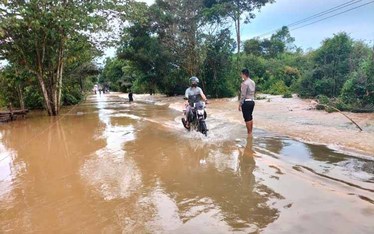 Genangan Banjir di Jalan Jendral Sudirman Km 108 Rungau Mulai Surut