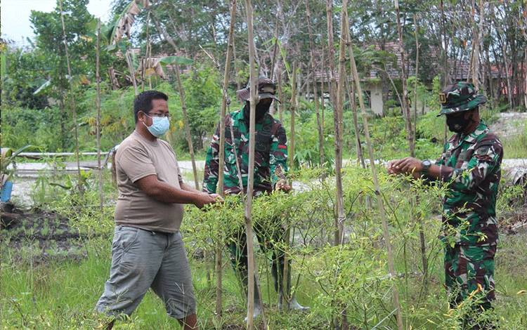 Melihat Aktivitas Personel TMMD Bersama Warga di Desa Kampuri