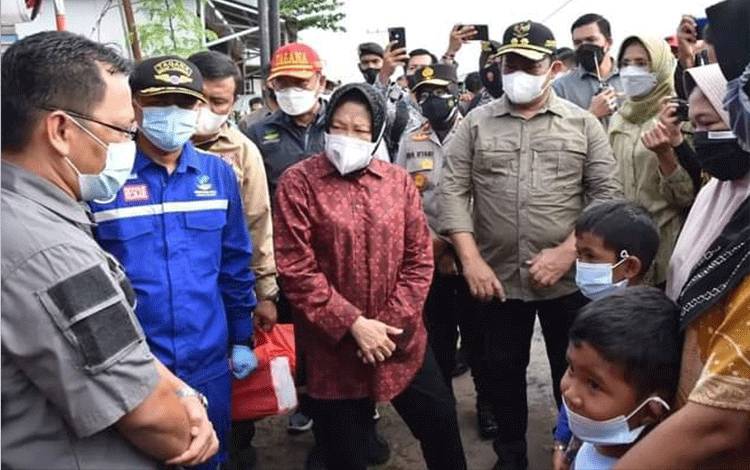 Mensos Tinjau Masyarakat Terdampak Banjir di Palangka Raya