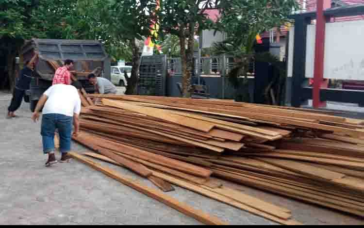 PT Jemms Wood Alam Semesta Serahkan Bantuan Kayu untuk Amankan Perabotan Rumah Warga Terdampak Banjir