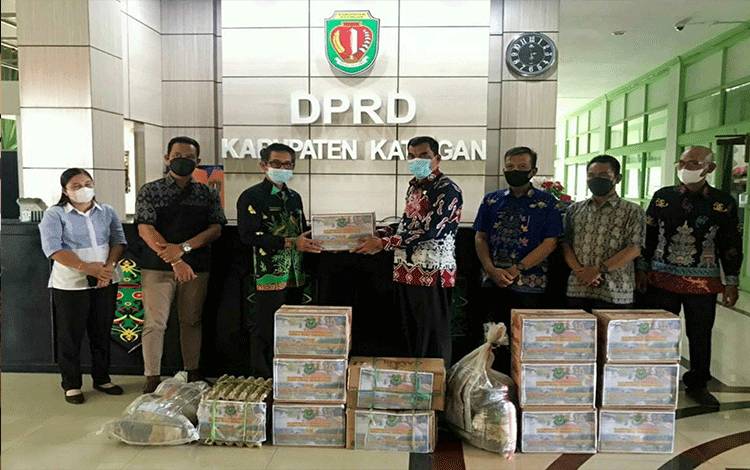 Sekretariat DPRD Kapuas Salurkan Bantuan Kepada Warga Terdampak Banjir Katingan