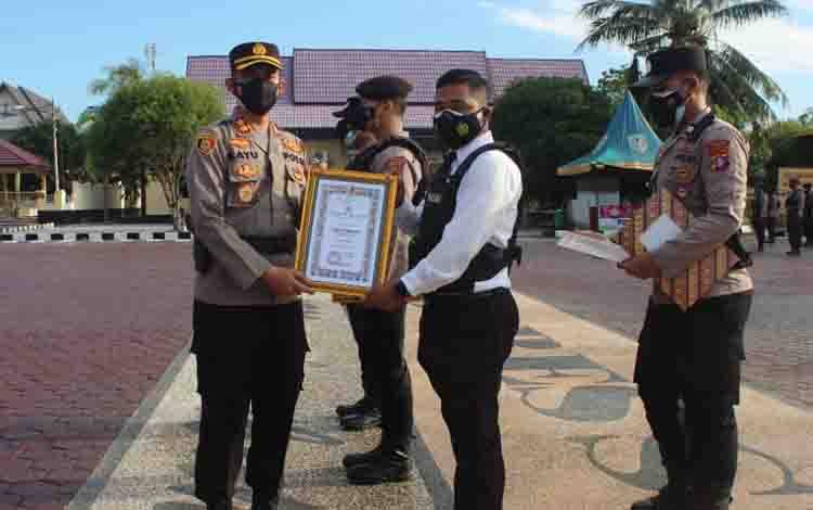 Kapolres Seruyan Berikan Reward Untuk Personel Berprestasi