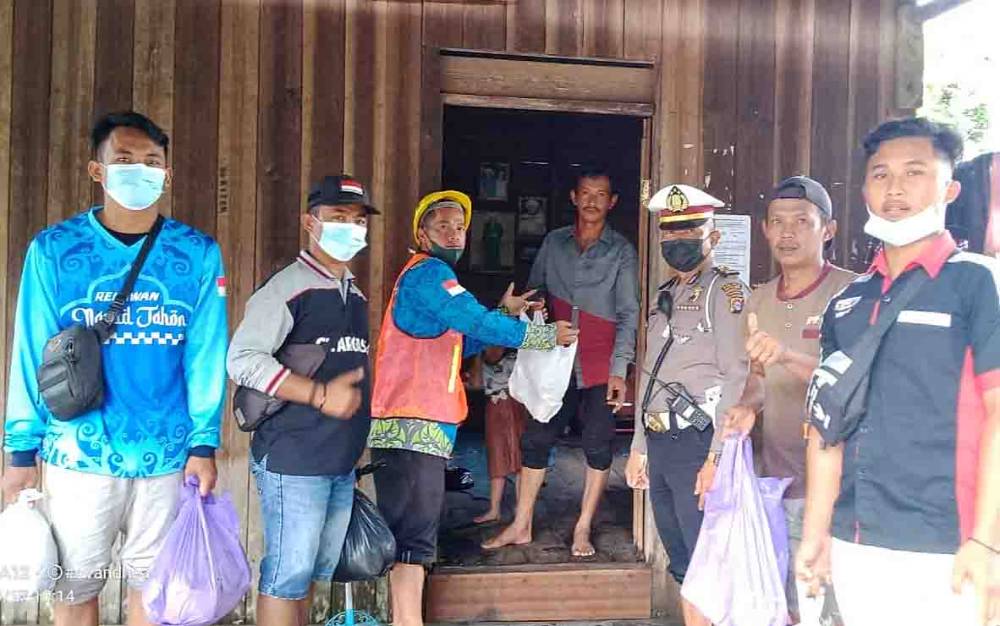 Relawan Gabungan dan Polisi Salurkan Makanan ke Lokasi Banjir Desa Bararawa