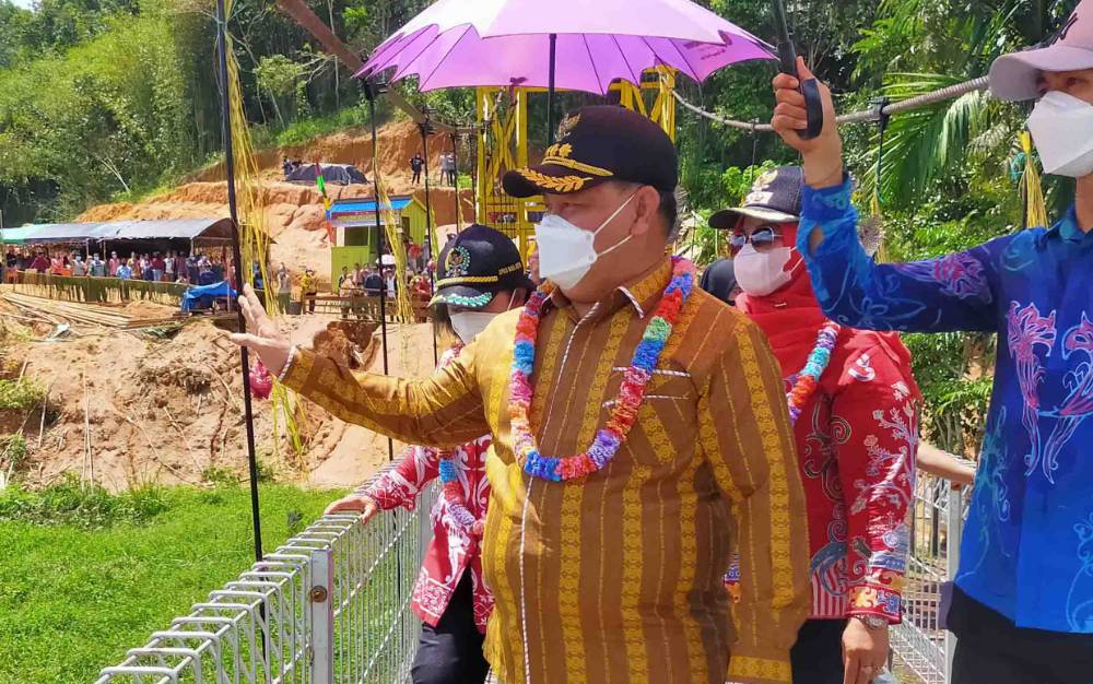 Bupati Kotim Resmikan Jembatan Gantung Desa Rantau Sawang